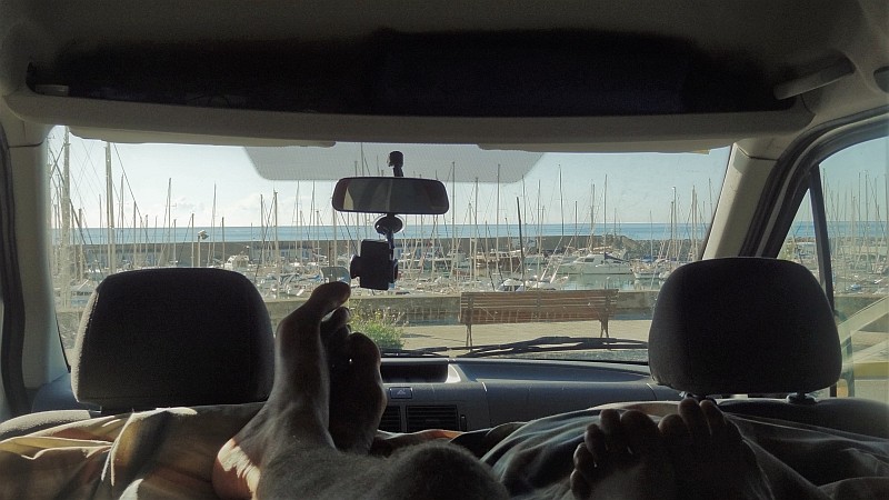 Dormir dans le van est à la mode.